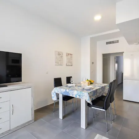 Apartamento Lively In With Swimming Pool